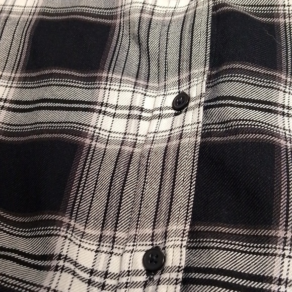 Banana republic woman  M plaid button down shirt boyfriend fit.light and soft - Picture 4 of 5